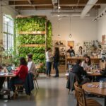 Café moderne avec plantes, clients et staff.